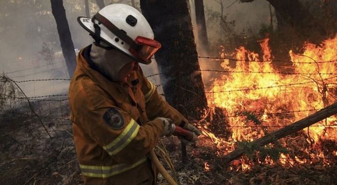Avusturalya&#039;daki yangına 3 bin itfaiye eri 
