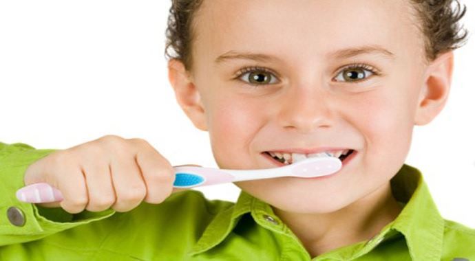Dişleri farklı elle fırçalamak beynin güçlenmesini sağlıyor