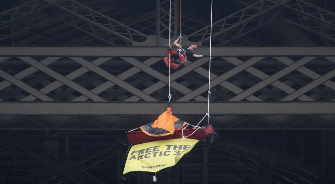 Greenpeace üyesi Eyfel kulesinde eylem yaptı