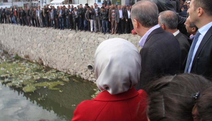 Başbakan Erdoğan, çöple dolu dere için belediyeye tepki gösterdi