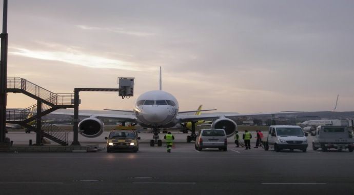 Türk Hava Yolları uçağı taksi yolunda çarpıştı