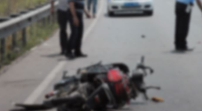 Servis aracı motosikleti biçti, 2 ölü