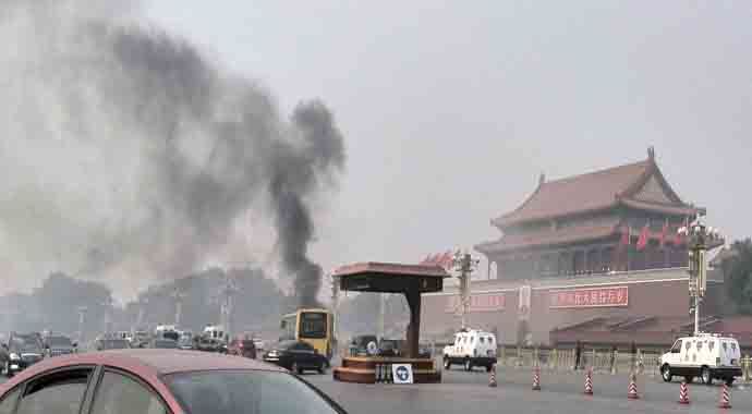 Çin&#039;de kalabalığa dalan arabada yangın çıktı ölü ve yaralılar var