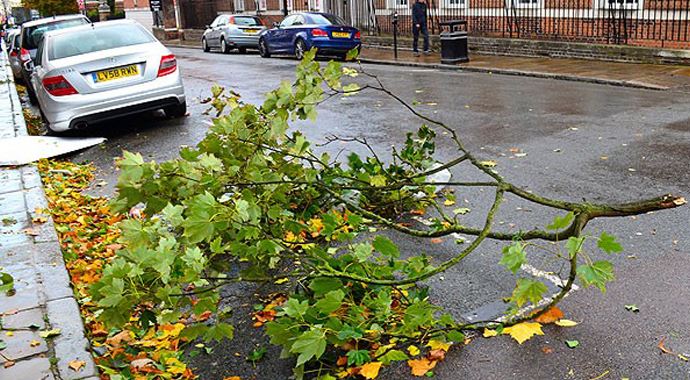 İngiltere&#039;de şiddetli fırtına, 2 ölü