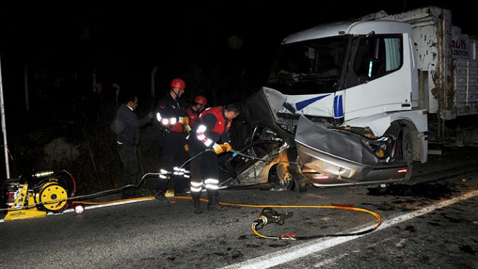 Bolu&#039;da kamyon otomobili biçti, 1 ölü