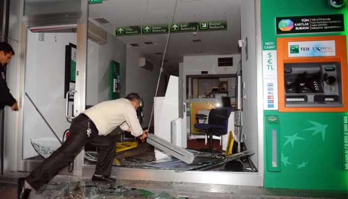 İzmir&#039;de banka şubesine sopalı saldırı