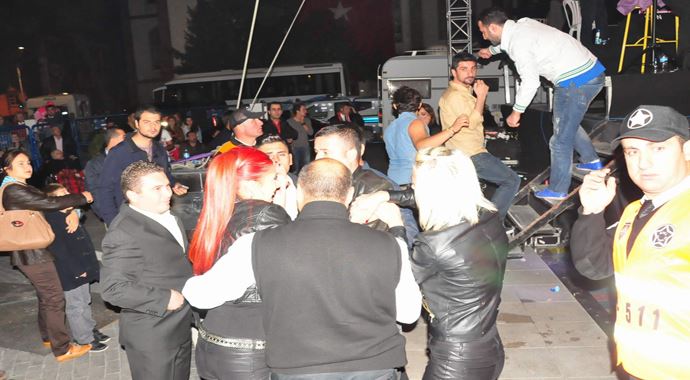 Serdar Ortaç&#039;ın dansçısına taş isabet etti, konseri yarıda kesti