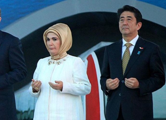 Japonya Başbakanı duaya eşlik etti