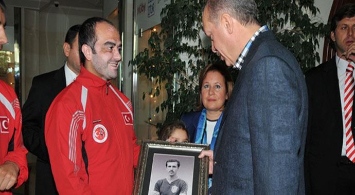 Adana&#039;da Başbakan Erdoğan&#039;a sürpriz hediye