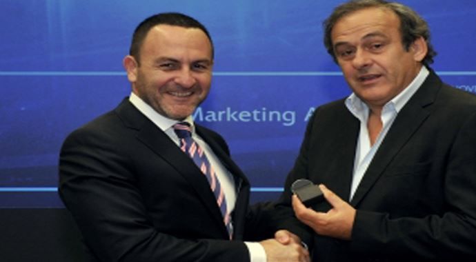 UEFA Başkanı Platini&#039;den Emre Alkin&#039;e &#039;Gümüş Rozet&#039;