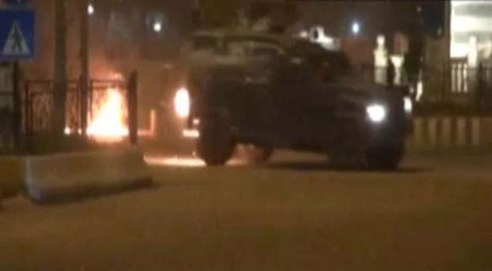 Polis aracına saldırı anı kamerada-VİDEO