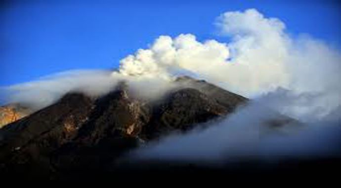 Sinabung yanardağı faaliyete geçti