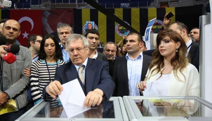Fenerbahçe&#039;de Aziz Yıldırım yeniden başkan