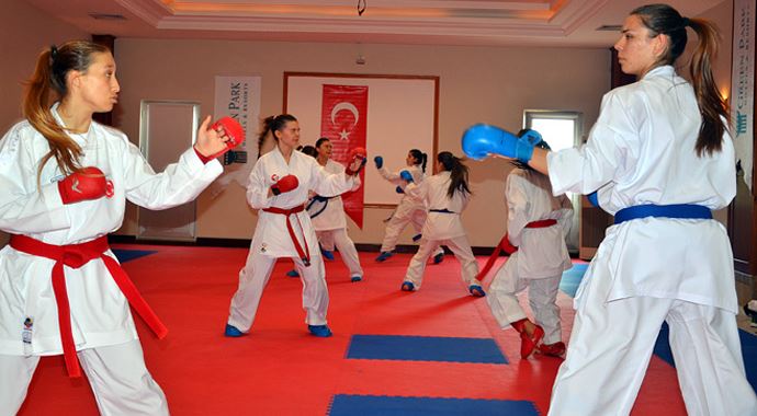 8. Dünya Gençler Karate Şampiyonası finale doğru
