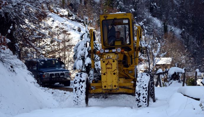 Kastamonu&#039;da kar yağışı 484 köye ulaşımı kapatıı