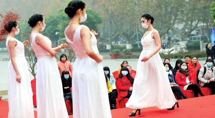 Çin&#039;de maskeli defile