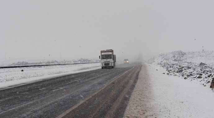 Diyarbakır&#039;da hava ve kara ulaşımına kar engeli