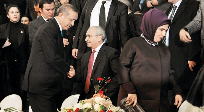 Başbakan Erdoğan ve Kemal Kılıçdaroğlu böyle el sıkıştı