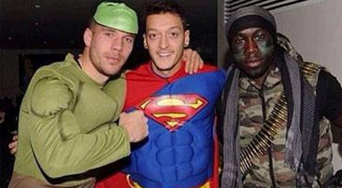 Mesut Özil Superman oldu