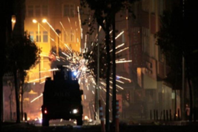 Okmeydanı&#039;nda yasadışı gösteriye polis müdahalesi