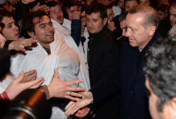 Başbakan Erdoğan&#039;a kefenli karşılama