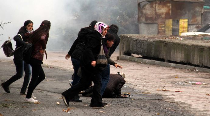 Diyarbakır&#039;da ses bombalı saldırı, 4 polis yaralı