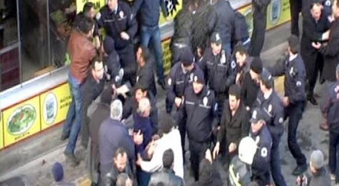 Erzincan&#039;da itfaiyeciler ile polis kavga etti