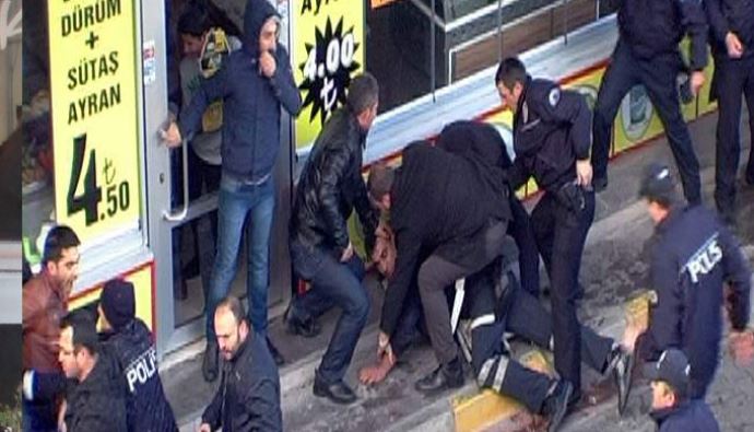 Erzincan&#039;daki yangında polis ve itfaiyeci birbirine girdi