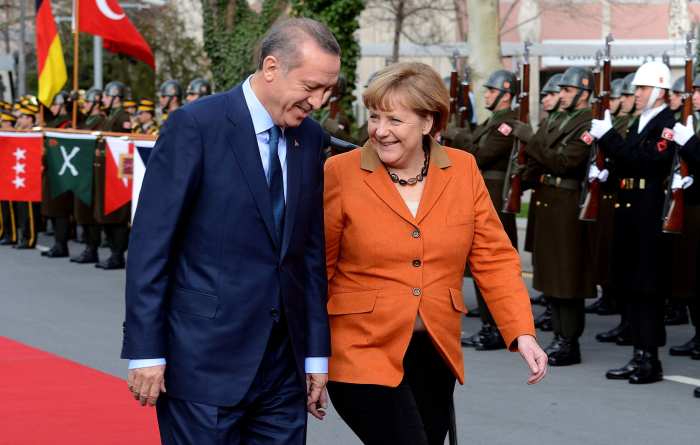 Ankara&#039;da Merkel&#039;e sıcak karşılama