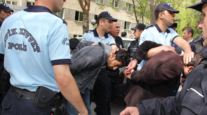 Atatürk Üniversitesi&#039;nde öğrenciler çatıştı