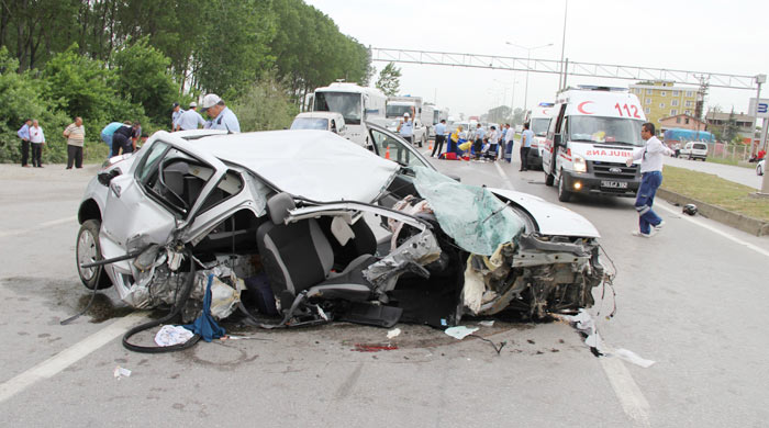 Samsun&#039;da otomobil MOBESE direğine çarptı, 2 ölü