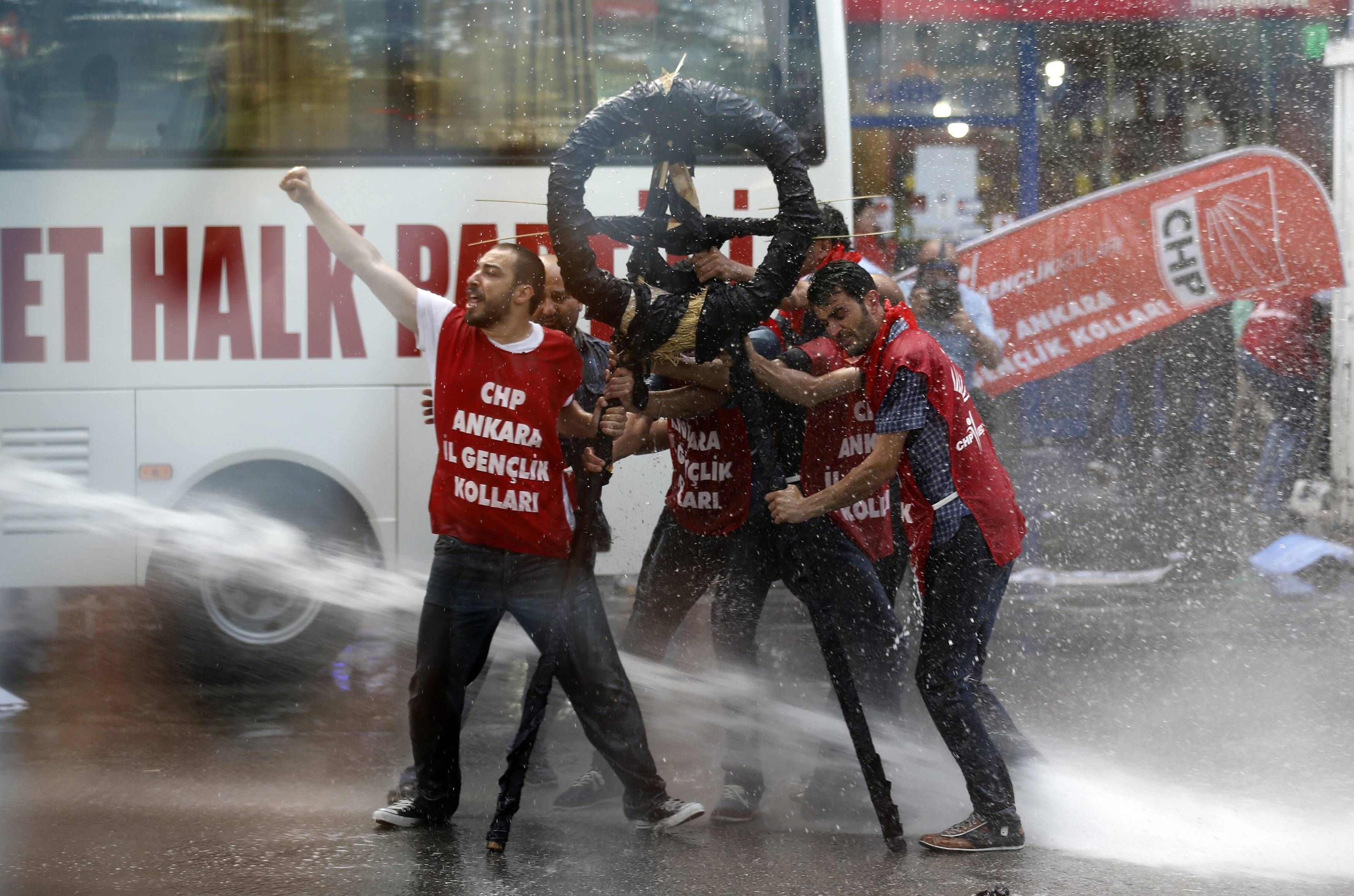  Ankara&#039;da CHP&#039;li gençler polisle çatıştı