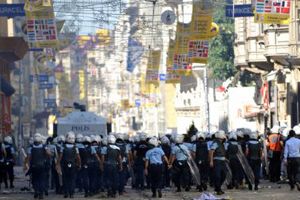 Polis ekipleri Taksim Meydanı&#039;na girmeye hazırlanıyor