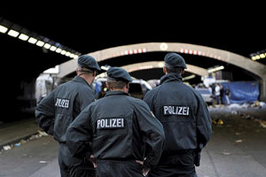 Almanya, polise karşı şiddete göz yummayacak