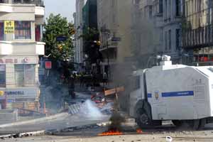 Taksim&#039;deki olaylarda bir kadın gösterici TOMA&#039;nın önüne yattı