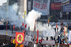 Taksim&#039;de göstericiler kamyon yaktı
