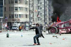 Taksim&#039;de çatışmalar devam ediyor 