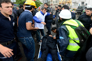 Taksim&#039;de 1 polis yaralandı