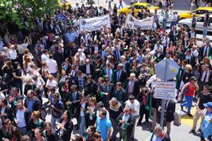 Cübbelerini giyen avukatlar Kızılay&#039;a yürüdü