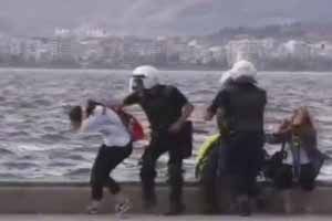 İzmir&#039;de 3 polis açığa alındı, sosyal medyada tepkiler çığ gibi 
