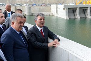 Cumhurbaşkanı Gül, Deriner Barajı&#039;nda incelemelerde bulundu