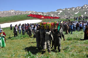 PKK&#039;lı cenazesini kilometrelerce taşıdılar