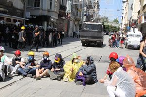 Feminist kadınlardan İstiklal Caddesi&#039;nde oturma eylemi