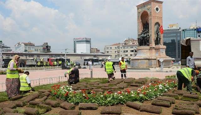 Gerçek çevreciler Taksim&#039;e ağaç ve çiçek dikiyor