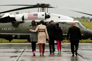 Obama, G8 Zirvesi&#039;ne kızlarıyla geldi