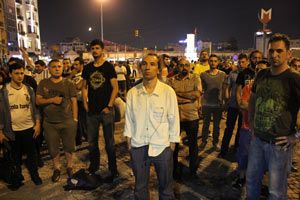Taksim&#039;de &#039;duran adam&#039; eylemi İzmir&#039;e sıçradı