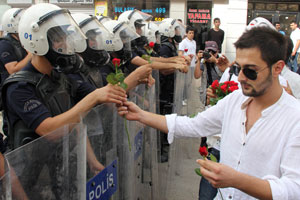 Adana&#039;da göstericeler polislere gül dağıttı