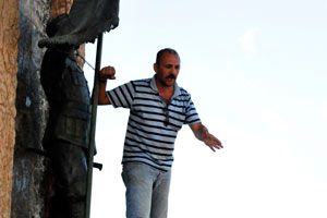 Atatürk Anıtı&#039;na kendini zincirleyen eylemci gözaltında