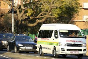 Mandela&#039;yı taşıyan ambulans yolda kaldı