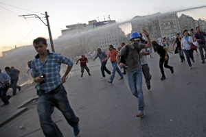 Taksim Meydanı&#039;na tazyikli su, sokaklara biber gazı
